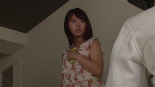愛と幸せな家庭が、暴力の影で壊れ、傷ついた女性が残る