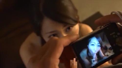 人妻寝取りＮＴＲ動画◇隣の新妻シリーズ！隣人ヤリモク写真家の為ヌードモデルになってしまい…／フェラと顔射◇平山こずえ