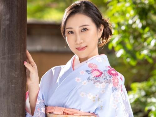 極上きもの美人のおもてなし性交 浅草のグルメやショッピングを満喫したあと、雰囲気の良いホテルへ移動する二人。
