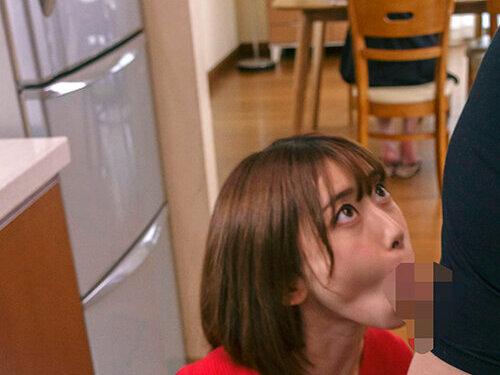 リビングのソファで仮眠をとるパート帰りのお母様のロングスカートの中に、思わずハァハァと吸い寄せられてしまい…！