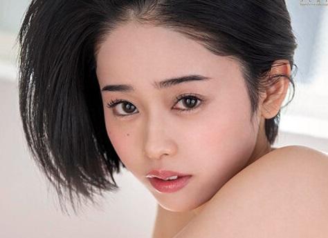 待ち望んでいた快感に、スレンダーボディをくねらせエビ反り絶頂！ チ●コ挿れたらすげぇ嬉しそうな顔しちゃって…