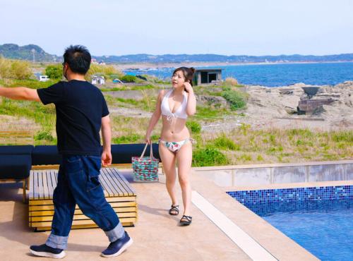 ビーチ丸見えオーシャンビューのホテルに連れ込んでエッチなゲーム’キツマンに1つ挿入するごとに3万円！ 理性は既に崩壊！