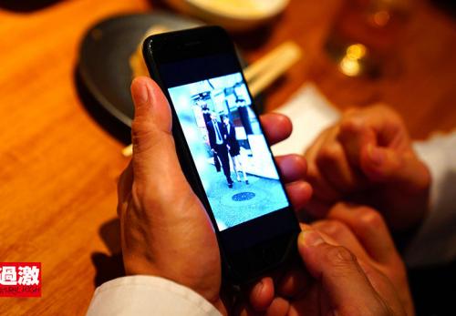 マ●コへ挿入するとアヘ声を上げてマ●コを締め付けてきたので問答無用で中出し。 「いっぱい精子ちょうだい」