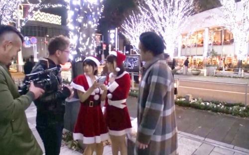 【口移し×マッサージ】で乾杯してクリスマスにまつわるエピソードを聞き出しながらローアングルでミニスカサンタを狙う！