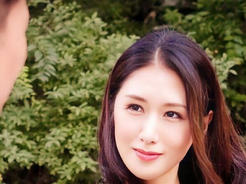肉厚なヒップや弾力のあるおっぱいを揉みしだかれると、思わず感じてしまい甘い声を漏らす。 想像を超えてイッちゃった！