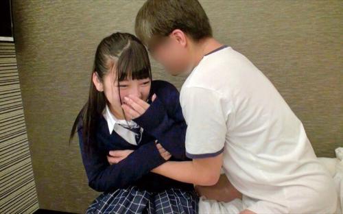 膣が欲しがり過ぎて締まってるので、ヌプッと抜いて更にいじわる決行。 激しく擦り合わせたらラップが破れて生ちんズボッ！