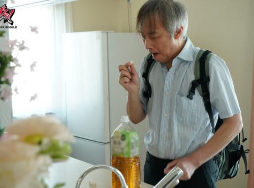 【中出し×隣人】チンポの匂いを嗅いでうっとりする表情はまさに、スケベな子のそれです！！ 匂いも刺激的で興奮してくる。