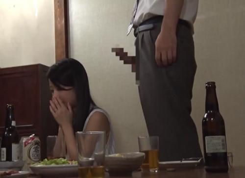 ［巨乳×ベロチュー］ 美肉尻を軽快に突き上げヒートアップし、淫らな腰振りに没頭し乱れ果てる美乳妻