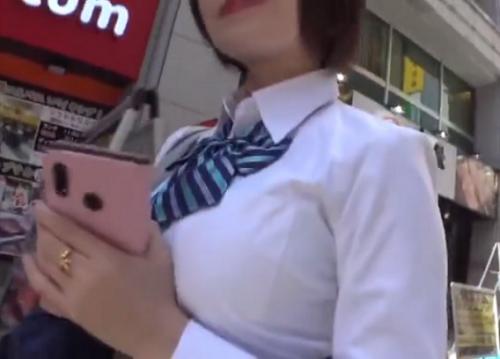 ［移動しましょっかぁ］愛液に濡れた締まり具合の良い膣で硬くそり立つペニスを締め付け子宮を刺激される女子高生