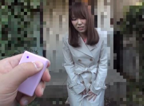 ［NTR］柔らかいバストをチラチラさせて男の股間を弄って、喜ばせていく奥さん