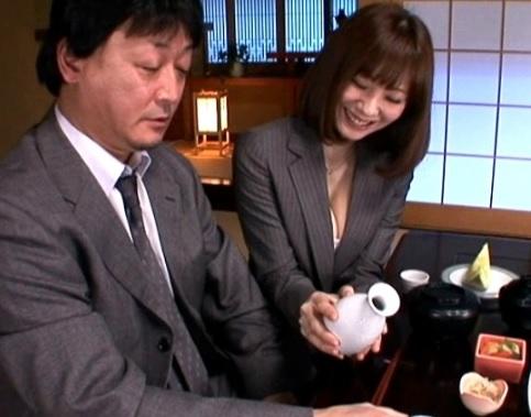 ［巨乳×フェラ］官能的な大きな尻にガンガン鬼突き上げされ、身悶え倒錯セックスをする女性
