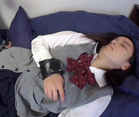 ［女子校生］近づいてくる性欲望のワナに引っかかり強姦という快楽に飲み込まれていくお嬢ちゃん