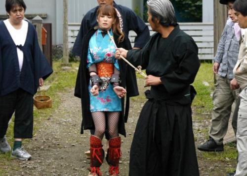 ［美少女×輪姦］狙う毒牙に引っかかってしまい強姦される体は、悦楽に飲み込まれ自己を失う可愛い子