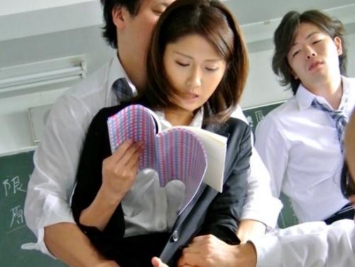 ［女教師×輪姦］感度を高め、敏感な股間を覚醒させ、サイコウの絶頂へ向かわしてくれる美先生