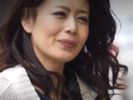 ［熟女×巨乳］お硬いち〇こを誘って、ま〇この奥まで食い込んでくる快感にビクンとしちゃう奥様