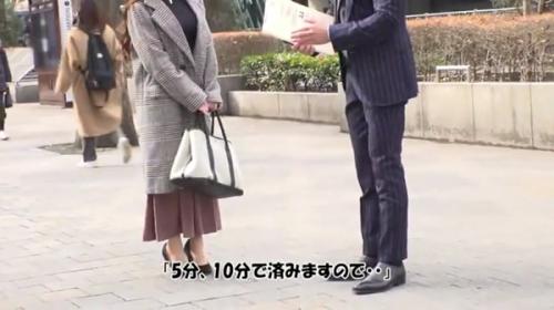 街角ナンパした人妻さん！コートを脱いだら意外に巨乳！パンツずらしたらパイパンま●こは準備OK！ケツ突き出しておねだりww