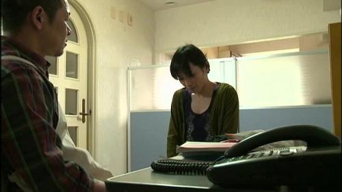 万引きを店長に詰められて緊張のあまりシッコを漏らす人妻！代償にセックス要求されたら快楽に潮吹く！実に汁気の多い女だったww