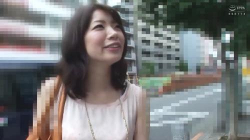 旅行というのは誰しも心が開放的になるものです！友達との待ち合わせに早くついてしまった巨乳人妻！すでに体も開放的に！ww