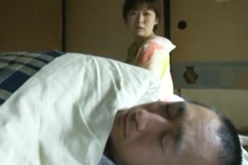 ボンビー家庭の娘に親父が手をつけたら部屋が少ないですから家人が寝静まるのを待ってハマるんですが...まあバレてますよねww