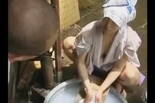 昭和の小説家のかみさんは美人で細くておっぱいデカい。洗濯のチラ見えおっぱいに小説の筆は進まぬがカラダの筆だけ進む夏ww