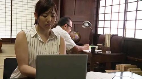 ワシは悪い父親じゃ。息子が収監され嫁が身を寄せワシはその豊満な肉体にビンビンなのじゃ。ああもう我慢できへん！イタダキ！