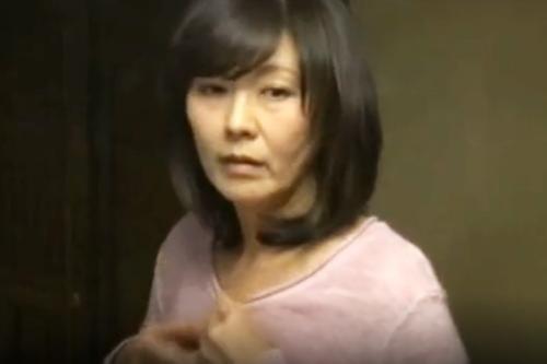 フルパワーでズボっていたオナニーを見られた母は立場がない。故にほぼ言いなりでヤラレタのであるがぶっちゃけやっぱ本物はイイ！