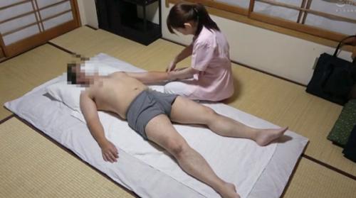 おばさんセラピストのモミモミに股間が大変なことになってる依頼人！隙間からカメさん泳いでる！おばさんさあどうするんだ！ww