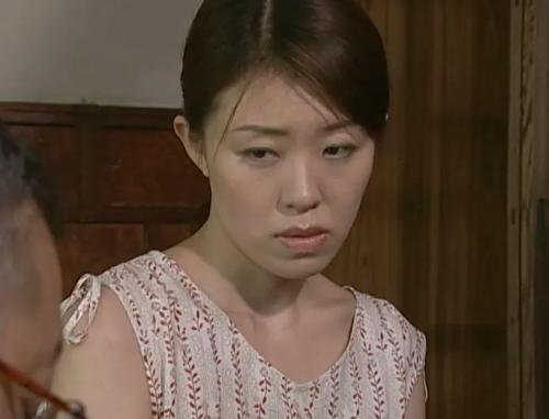 女房の後追いをすると醤油を飲もうとする義父を懸命に止める嫁！ナニかしら？体を弄っているような！ソレはナニかしらー！ずぽ♡