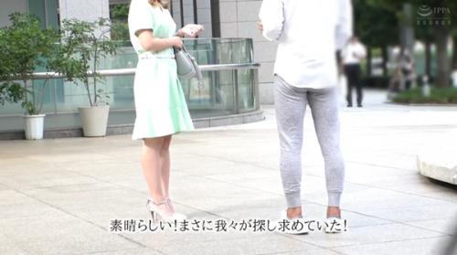 あー見るからにゼニ持っててる美人な人妻！だがそういう熟女に限って飢えているのが世の常！おっぱいデカい！お●んこつるつる♡