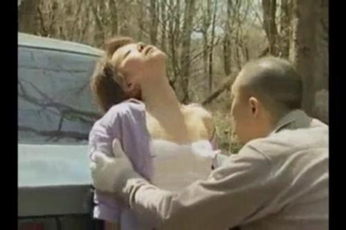 作家に眠らされ連れ去られ犯される女編集者！野山でお●んこ晒して青姦レ●プされて嗚呼これって労災認定されるのかしら...ww