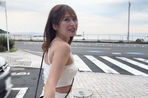 お付き合い記念に海にやって来たカップル。この半年を振り返りち●ぽはビンビン！ま●こはヌレヌレ！最初からホテルにイケ！