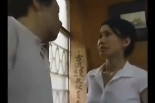 娘の授業が終わるのを母はお●んちょ洗って待っている！戻って来た先生と締め切ってファックの授業！そこに突然夫が帰宅し...ww