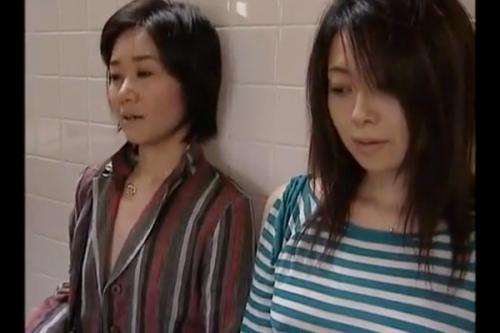 貧乳熟女に電車でナンパされ便所でイかされた女。自分の部屋で貧乳と乳繰り合っている外ではロリぃレズ娘が...ビアンしかいねぇ！ww