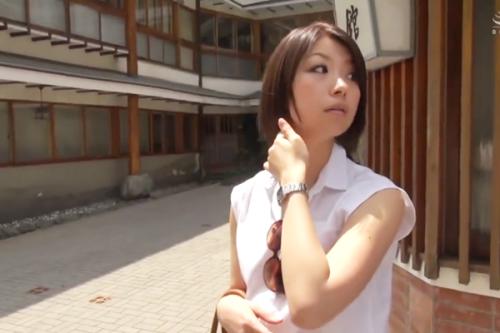 ちょっとその辺を散策して来るわと家族の元を離れた妻がまさか見知らぬ男のち●ぽ食ってるなんて夫も子供も思うまいよ！ww