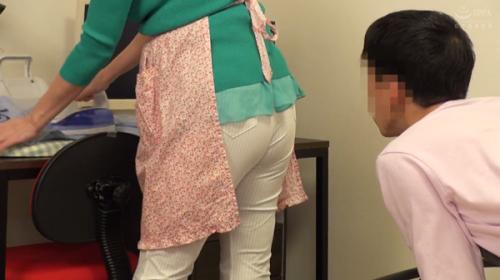 ヘルパーさんを頼んだら豊満なむちケツおばさんがやって来ました！もう視線がお尻から離れない！我慢できない！ガバッと！ww