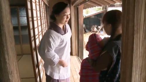 おっちゃんが来るとお母ちゃんは床で格闘したいから私は外に出されます。北国の冬は寒いです。お母ちゃんだけ火掻き棒でグリグリ