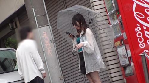 雨の日にとある町のシャッター街でち●ぽを求めて立ちんぼしてる女子。斜に構えているが交渉次第でナマ＆撮影OK。相当スキモノ♡