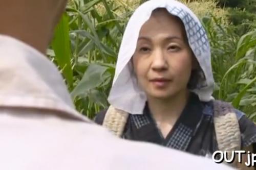 義弟が故郷に戻って来た。オツトメが終わったのだ。トウモロコシ畑で義姉を待ち一発ハメて帰ろう。ああ愛しい俺のお●んこ♡