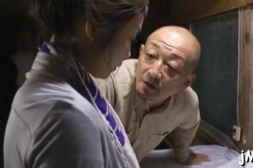 ２階で障碍を持つ弟が眠りに就くと男は下階の姉の元に近づきち●ぽをズボッ！不憫な姉であるがち●ぽがあればとりあえず幸せww