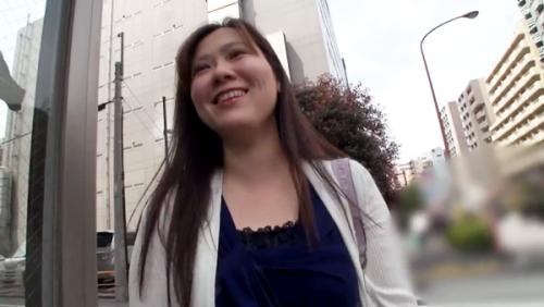 女としてもう一花咲かせたい熟女人妻。ちょっとチクビを刺激しただけで自分でま●こを擦ってる。厳しい締め付け大量発射します♡