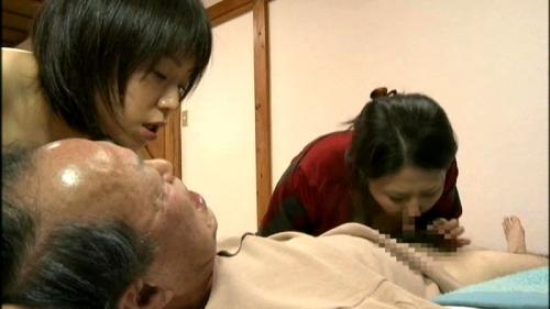 狙うは爺の遺産！死にかけの老人を熟れた巨乳と若い貧乳そして母娘濃厚接吻で腑抜けにするのだ！ミッション性交！いや成功♡