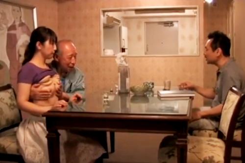 管理人に弱みを握られた妻。夫が盲目なのをいいことに管理人が上がり込み夫の目前で猥褻行為。恥辱と悦楽の間で妻の葛藤凄まじww