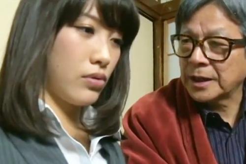 大口客に挨拶に来た銀行員。壮年の金持ちは上司を返し新人女子を招き入れる。付き合いとは”突き”合いである。ま●こ営業事始め♡