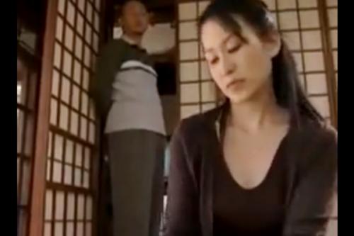 夫が収監されてしまった家で義母と息子は偶発的に互いのオナニーを見てしまった！これはもうハメるしかない！あー夫のより太い♡