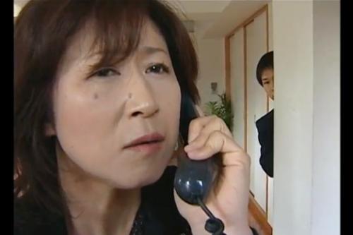 向かい窓の男とデキちゃったお母ちゃん。昼間誰もいないから安心してズバンゴンとやってるとしっかり息子にバレている。ヤバし！ww