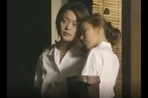 昭和20年。戦争の傷が至る所に生々しく残る頃。地方の女教師はレズだった。許されない恋。ち●ぽから逃げらぬ社会。最後の抱擁
