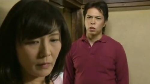 見られてはいけない姿を見られてしまった！故に義母は息子の挿入に強く抗うことはしなかった！巨大なち●ぽがズブリ！アッヒィ♡