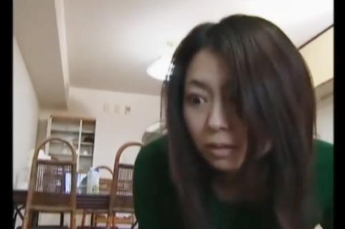 夫は妻と隣室のマッチョ男との仲を疑っている！普通に出社すたフリをして押入れに身を潜めている！気づいた時にはもう遅い！