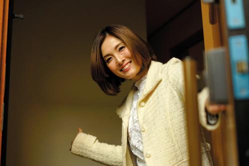 美人の人妻を街角ナンパ！家に招待してくれるってヤル気マンマンではないですか奥さん！夫婦のベッドでインサートしちゃいます♡