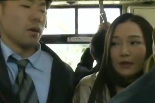 通勤バスが一緒の同僚男女は痴漢と痴女。朝から女はち〇ぽを握りながらバスに揺られる。ちなみに女は社長の愛人。ヤリマンであるww